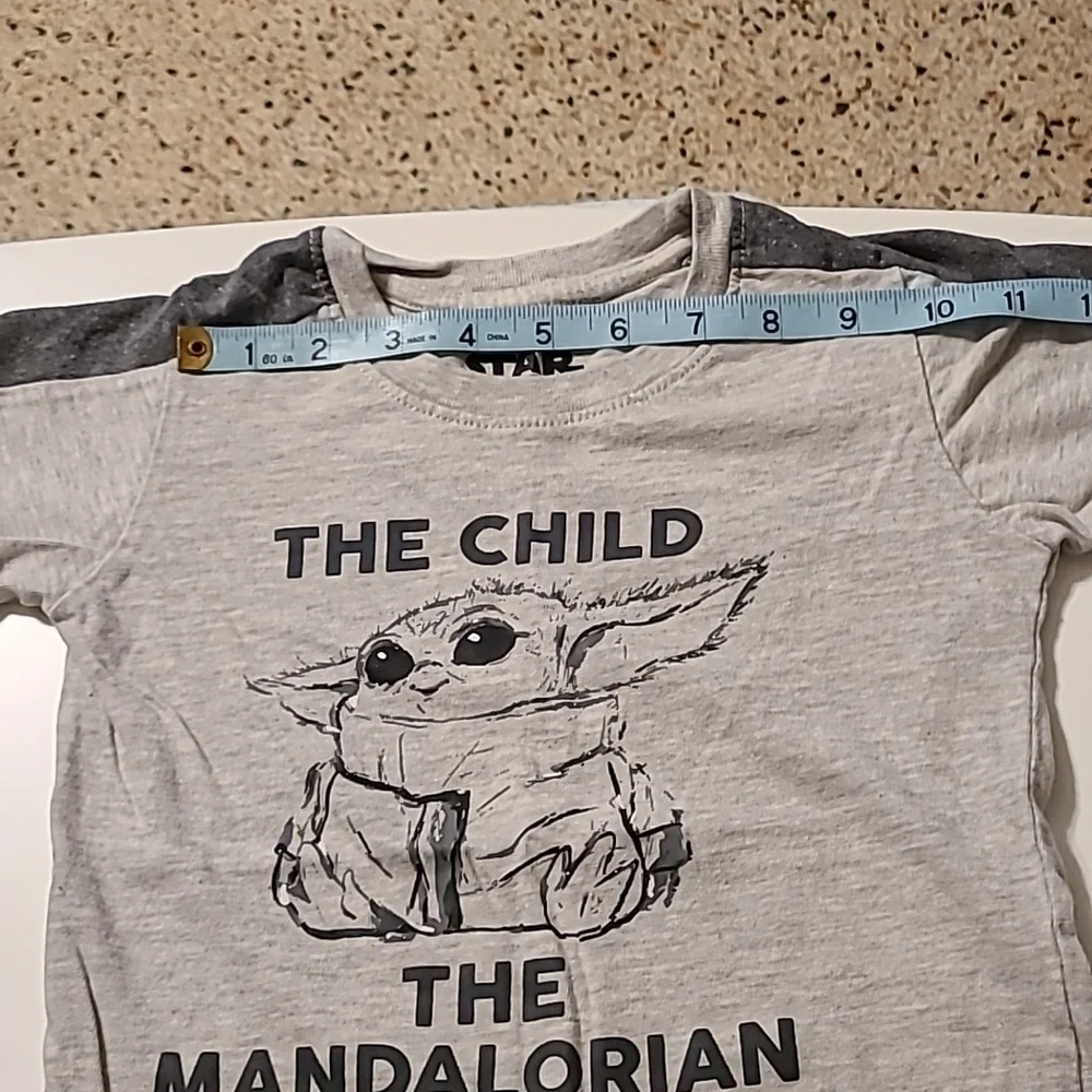 Star Wars boys size 5 baby Yoda T-shirt EUC